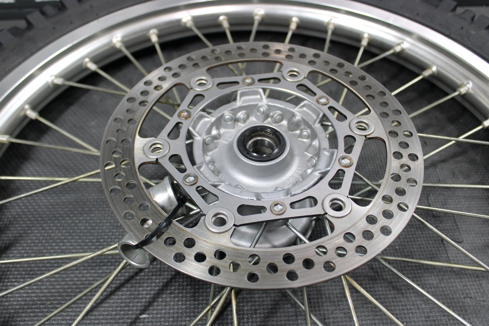 2005 YAMAHA YZ250F YZ250X OEM EXCEL FRONT WHEEL RIM HUB ASSEMBLY 5NY - 25111 - 00 - 00 - hggarage
