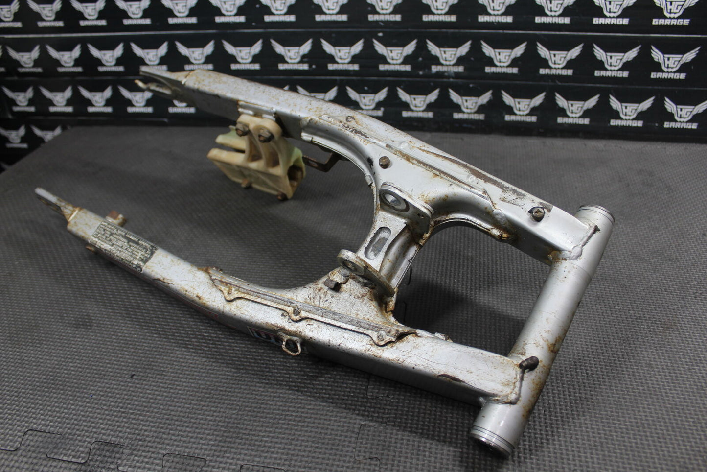 1990 HONDA XR200R OEM SWINGARM SWING ARM SUSPENSION 52100-KT0-830