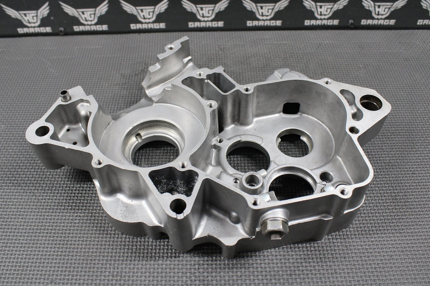 2000 99 - 02 HONDA CR125R OEM RIGHT ENGINE MOTOR CRANKCASE CRANK CASE 11100 - KZ4 - L1 - hggarage