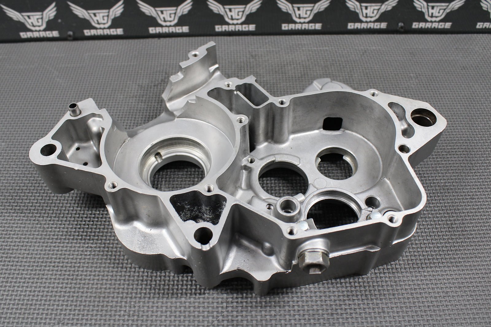 2000 99 - 02 HONDA CR125R OEM RIGHT ENGINE MOTOR CRANKCASE CRANK CASE 11100 - KZ4 - L1 - hggarage