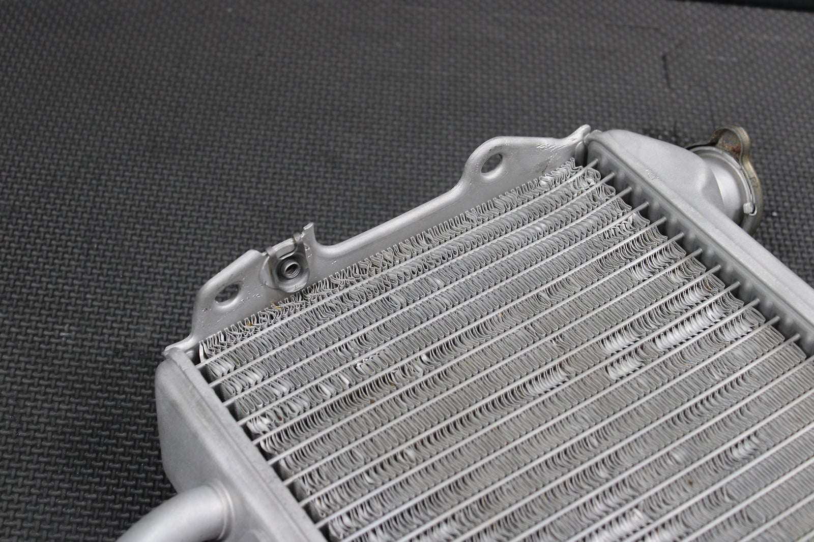 1999 Honda CR125R OEM Engine Motor Cooling Cooler Radiator 19100 - KZ4 - J10 - hggarage