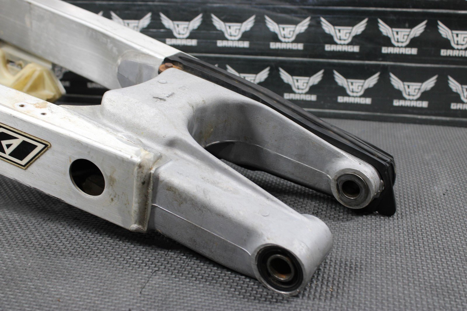 1996 SUZUKI RM250 OEM MODEL T SWINGARM SWING ARM SUSPENSION 61000 - 36E00 - hggarage