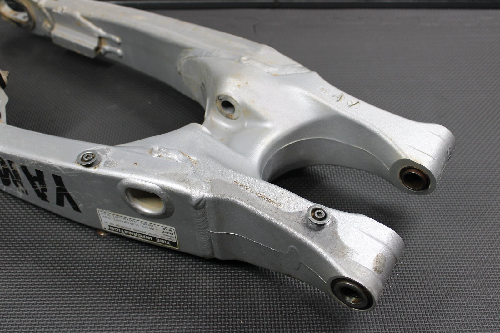 2002 Yamaha YZ426F OEM Swingarm Swing Arm Suspension 5NY - 22110 - 00 - 00 - hggarage