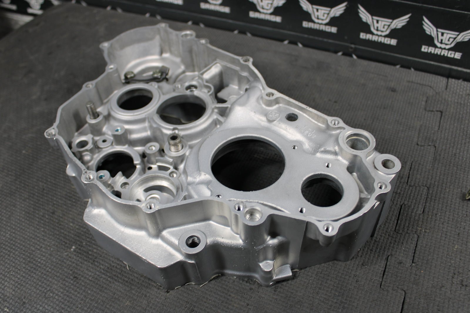 2002 YAMAHA YZ426F OEM RIGHT ENGINE MOTOR CRANKCASE CRANK CASES BLOCK - hggarage