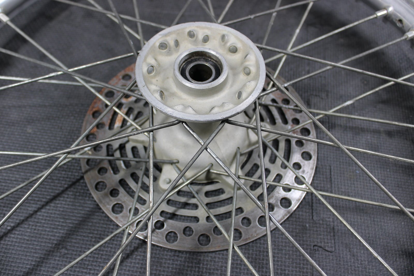 1999 SUZUKI 96 - 00 RM125 RM250 OEM FRONT WHEEL RIM 54111 - 36E10 55311 - 36E00 - hggarage