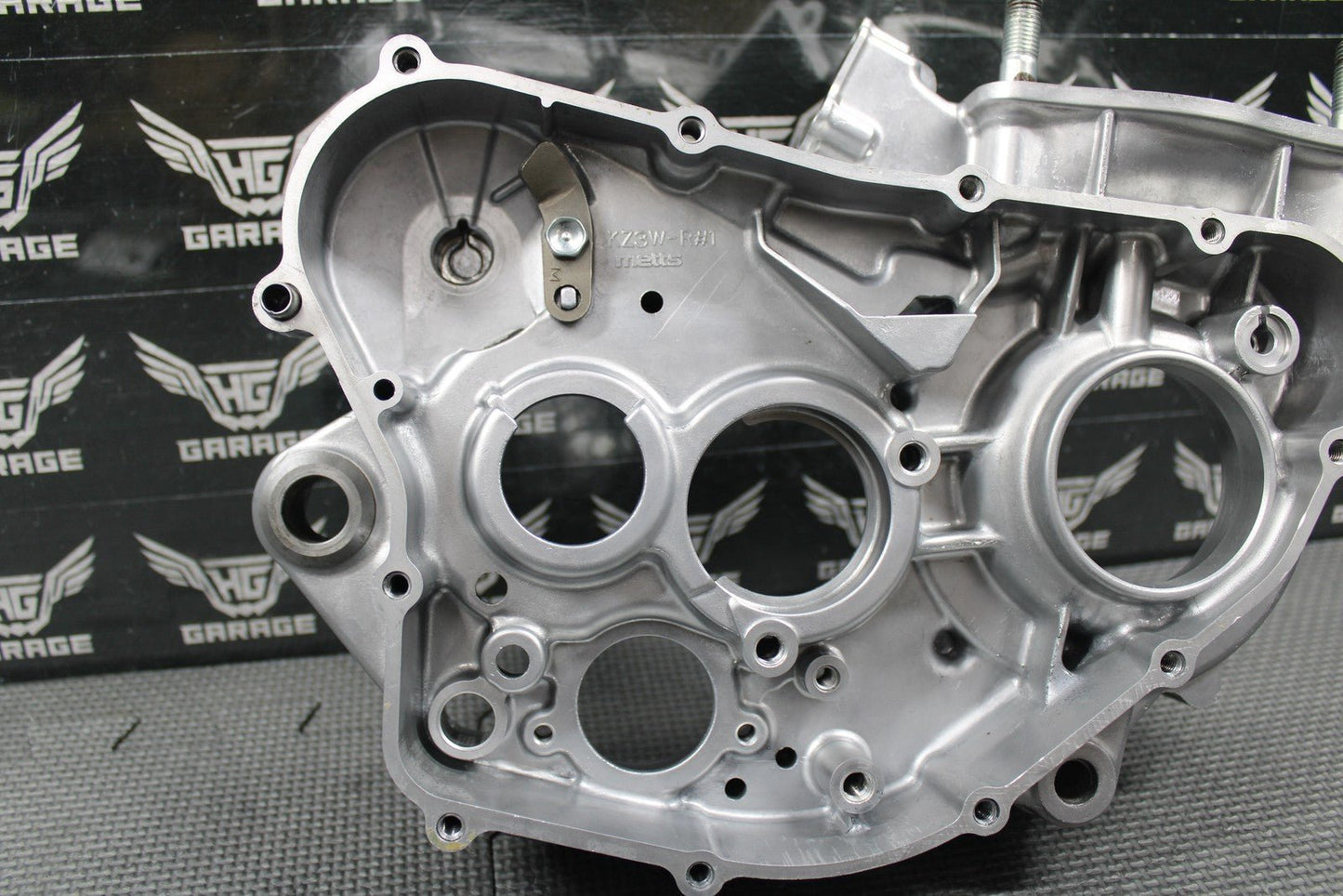 2003 HONDA CR250R OEM RIGHT ENGINE CRANKCASE CRANK CASE BLOCK 04921 - KZ3 - L30 MINT - hggarage