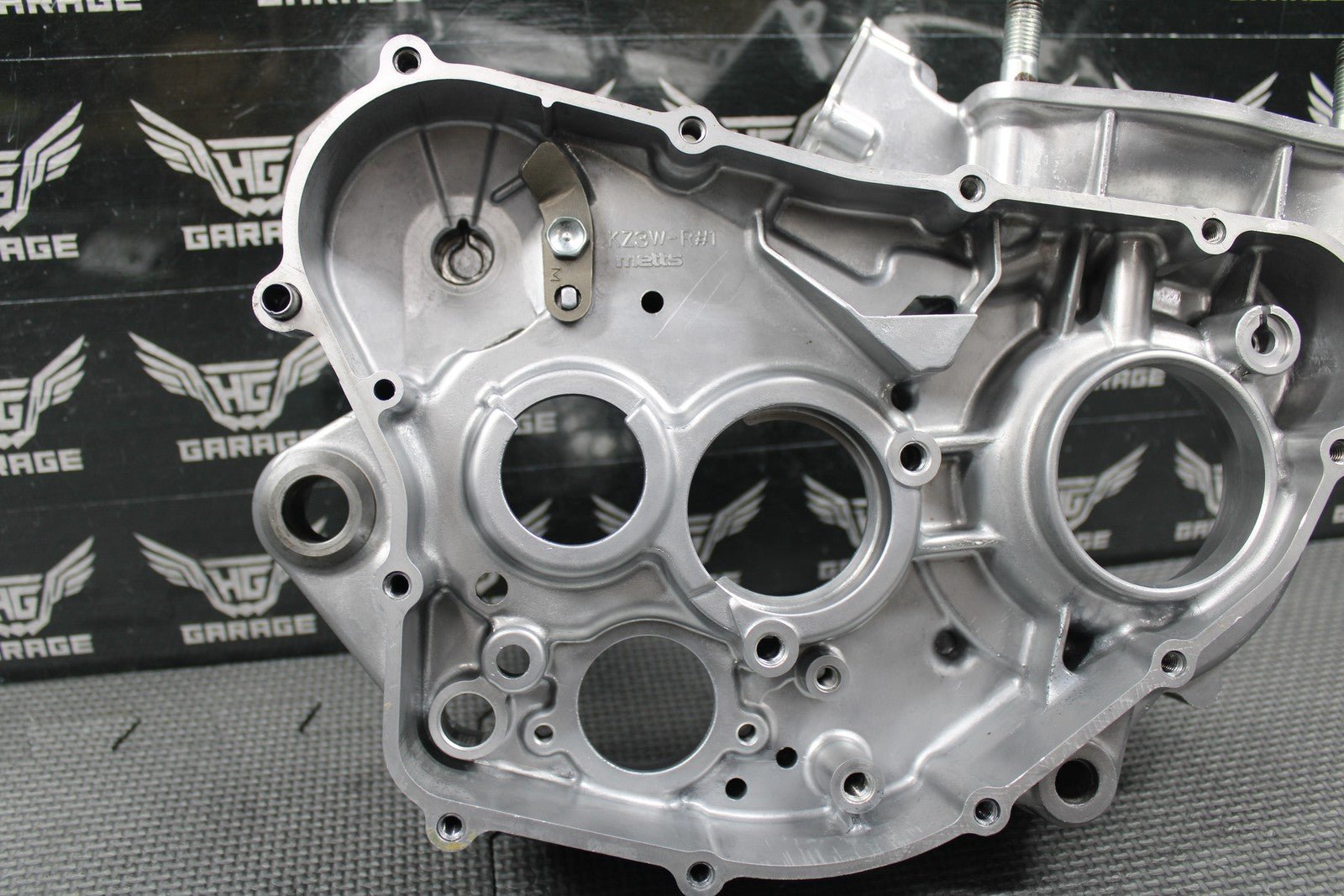 2003 HONDA CR250R OEM RIGHT ENGINE CRANKCASE CRANK CASE BLOCK 04921 - KZ3 - L30 MINT - hggarage