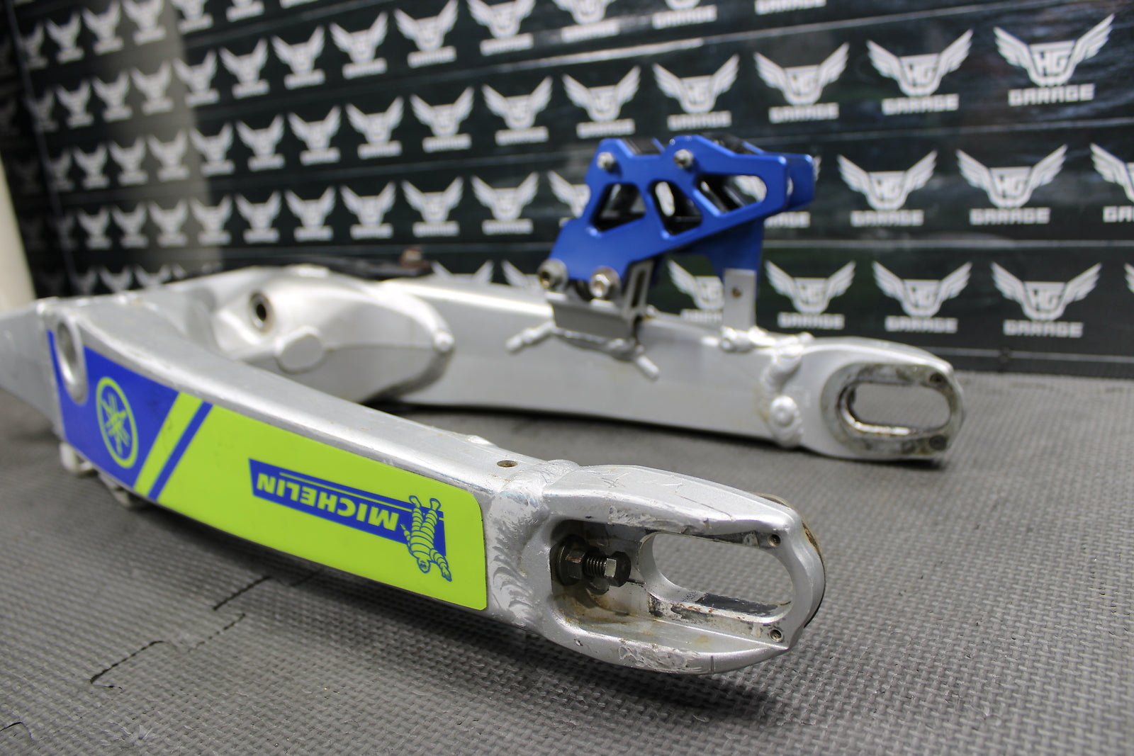 2002 YAMAHA YZ250F OEM SWINGARM SWING ARM REAR SUSPENSION 5NY - 22110 - 00 - 00 - hggarage
