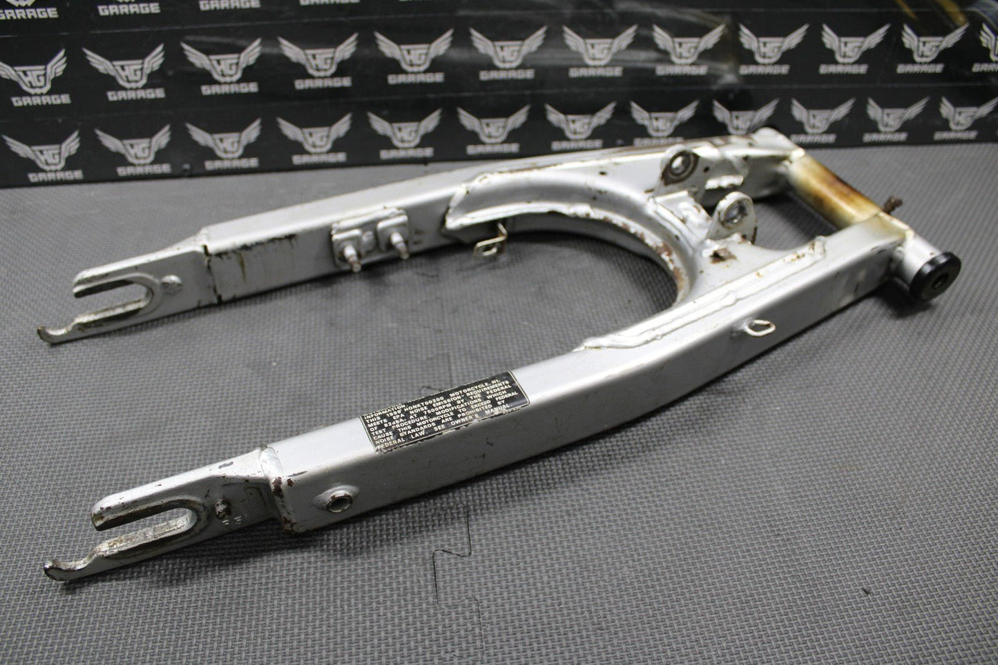 1999 HONDA XR200R 91 - 99 OEM SWINGARM SWING ARM REAR SUSPENSION 52100 - KT0 - 870 - hggarage