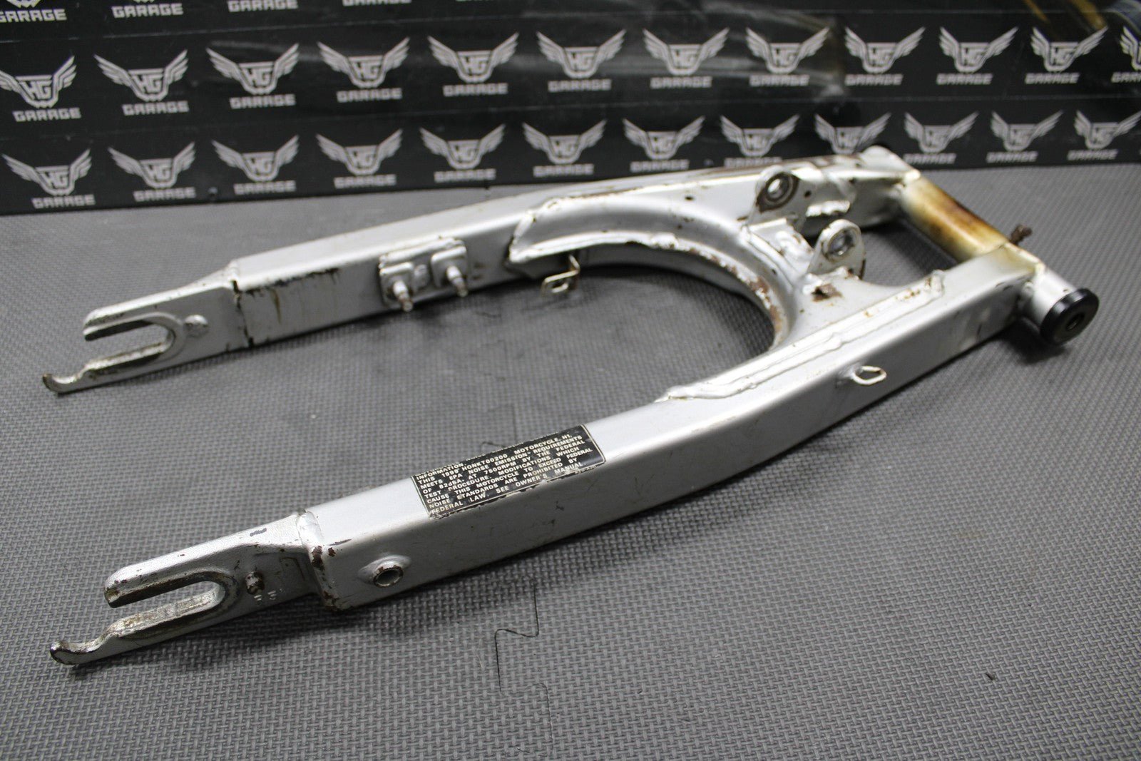 1999 HONDA XR200R 91 - 99 OEM SWINGARM SWING ARM REAR SUSPENSION 52100 - KT0 - 870 - hggarage