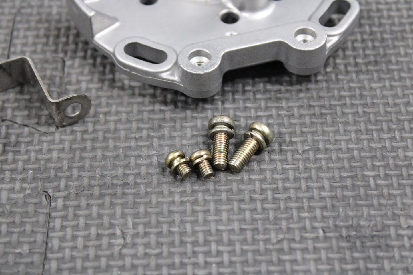 1999 SUZUKI RM250 OEM STATOR MAGNETO MOUNTING BRACKET PLATE BOLTS 32101 - 37E30 - hggarage