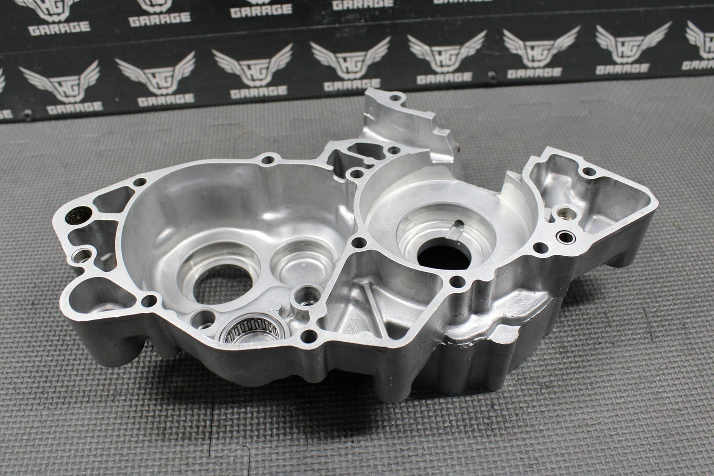 2005 SUZUKI 02 - 21 RM85 OEM ENGINE LEFT SIDE CRANKCASE CRANK CASE 11300 - 03822 - hggarage