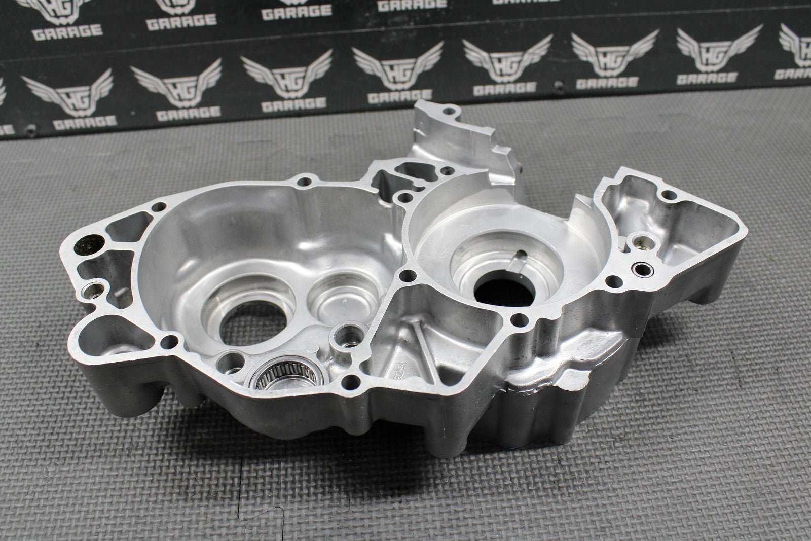 2005 SUZUKI 02 - 21 RM85 OEM ENGINE LEFT SIDE CRANKCASE CRANK CASE 11300 - 03822 - hggarage