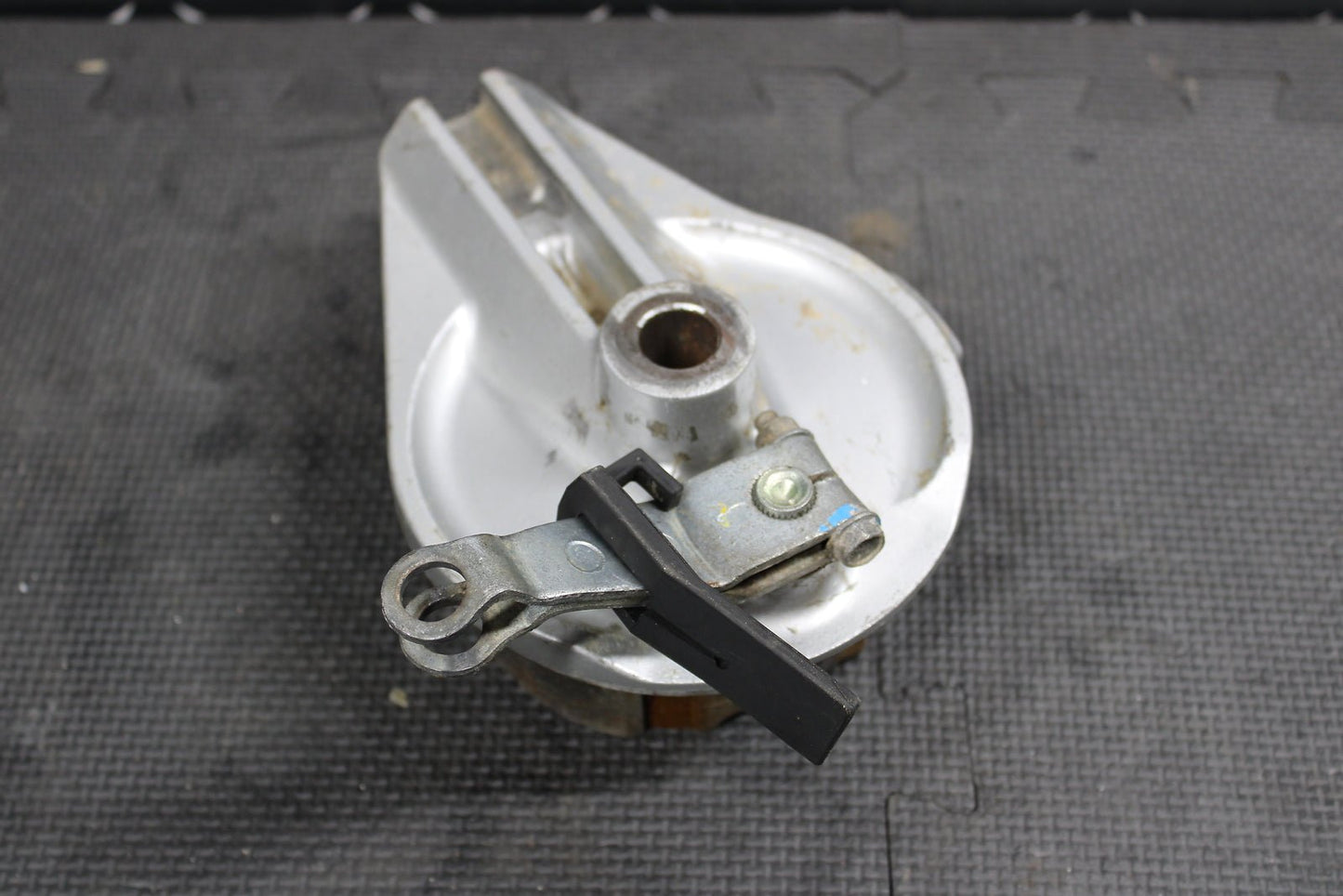 1998 HONDA XR200R 84 - 88 / 1990 1991 / 93 - 02 OEM FRONT DRUM BRAKE ASSEMBLY - hggarage