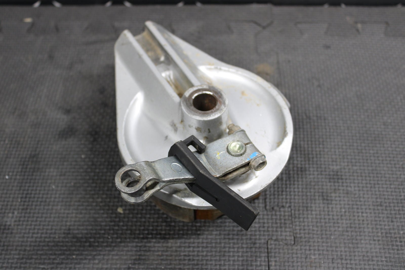 1998 HONDA XR200R 84 - 88 / 1990 1991 / 93 - 02 OEM FRONT DRUM BRAKE ASSEMBLY - hggarage