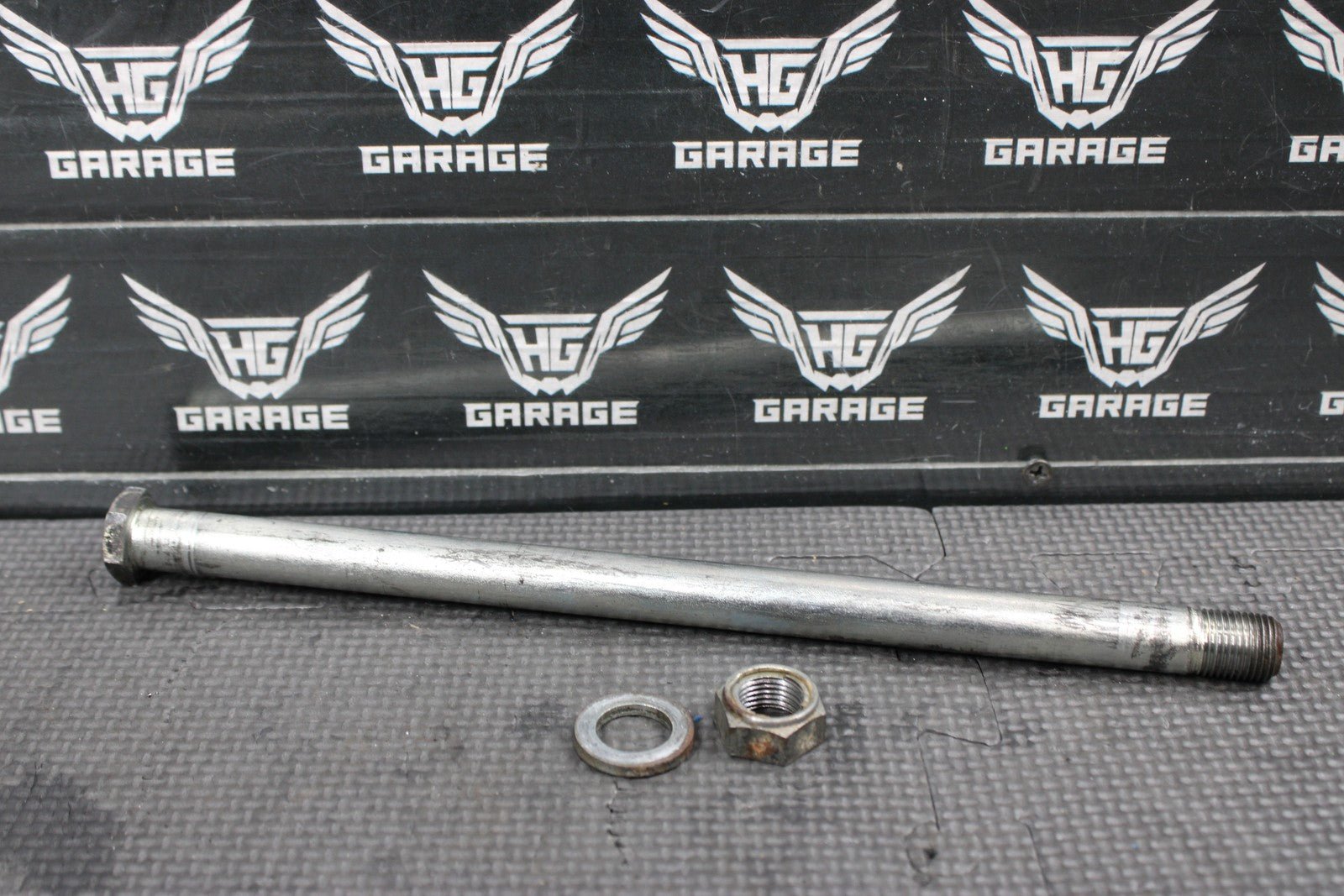 1991 YAMAHA 87 - 06 BANSHEE 350 OEM REAR SWINGARM BACK SUSPENSION PIVOT BOLT - hggarage