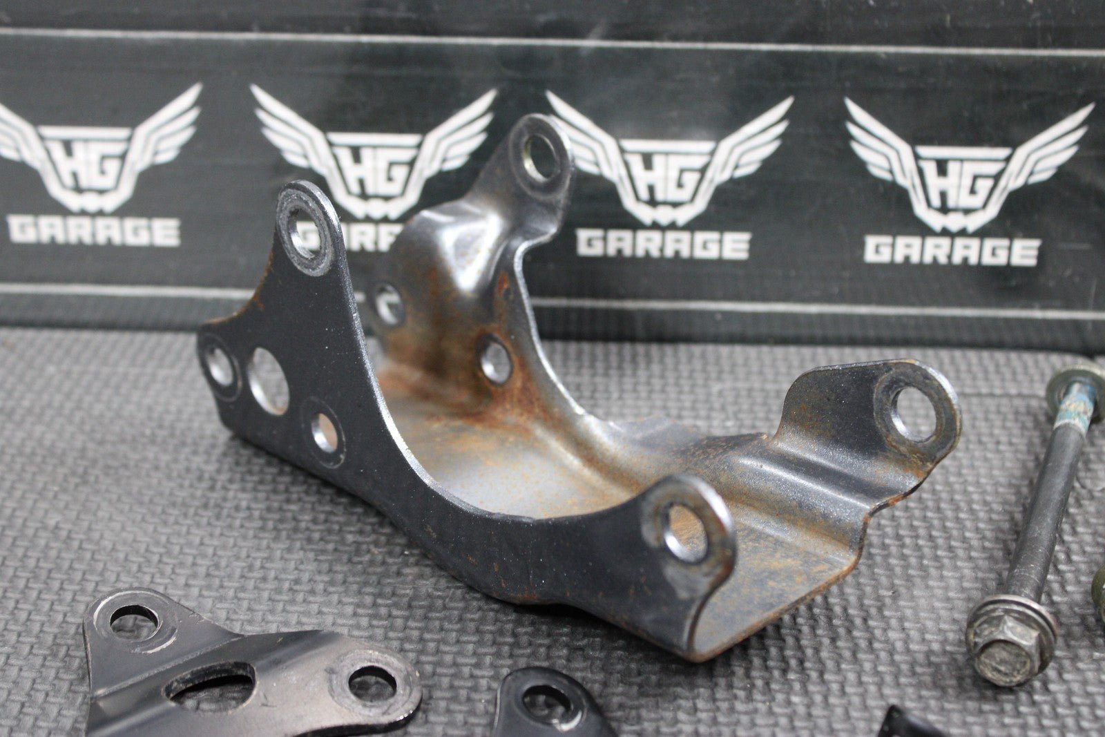 2005 SUZUKI DR200SE 03 - 05 OEM ENGINE MOTOR MOUNT STAY BRACKETS BOLTS ASSEMBLY - hggarage