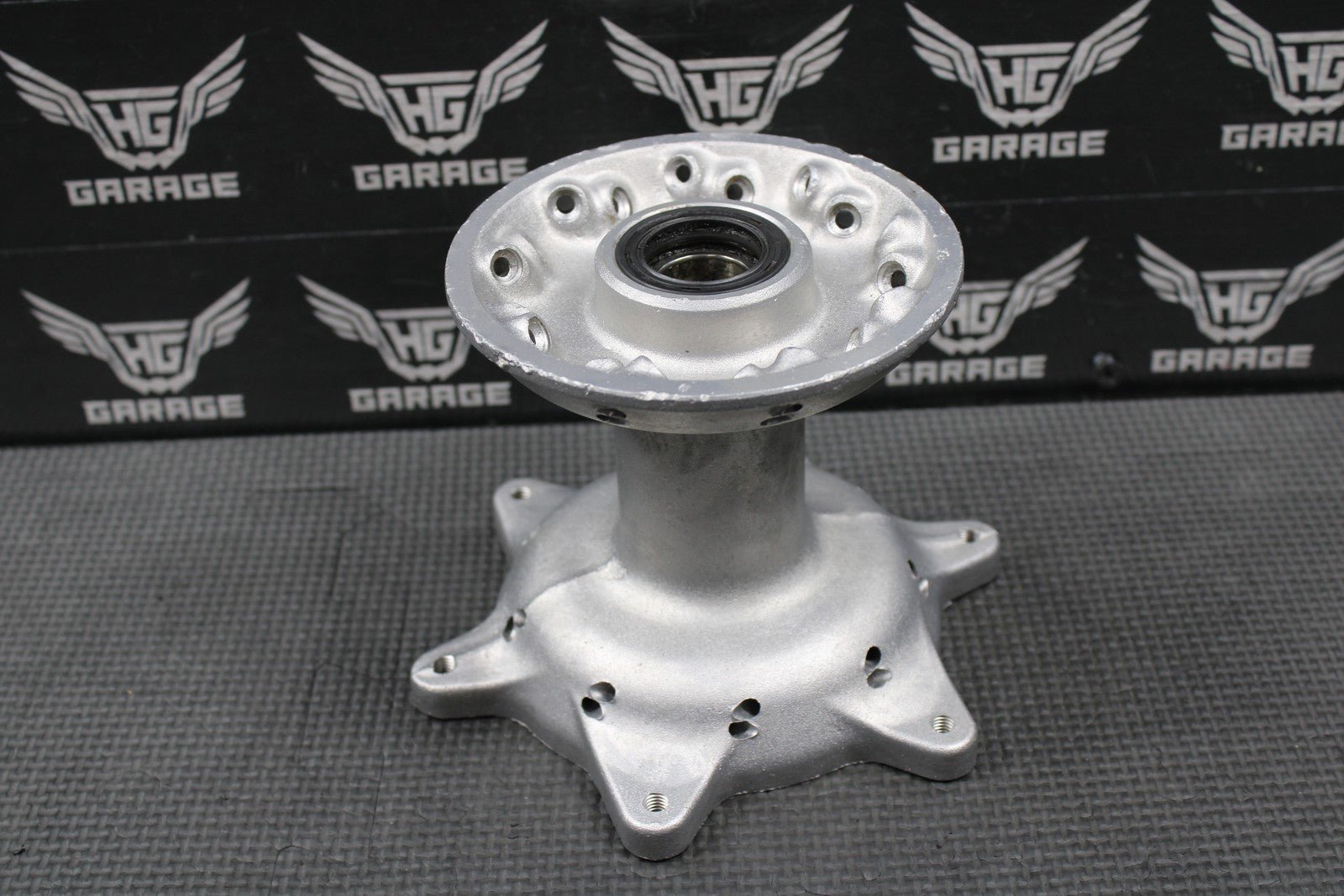 2000 97 - 00 SUZUKI RM125 RM250 OEM FRONT WHEEL HUB 54111 - 36E10 - hggarage
