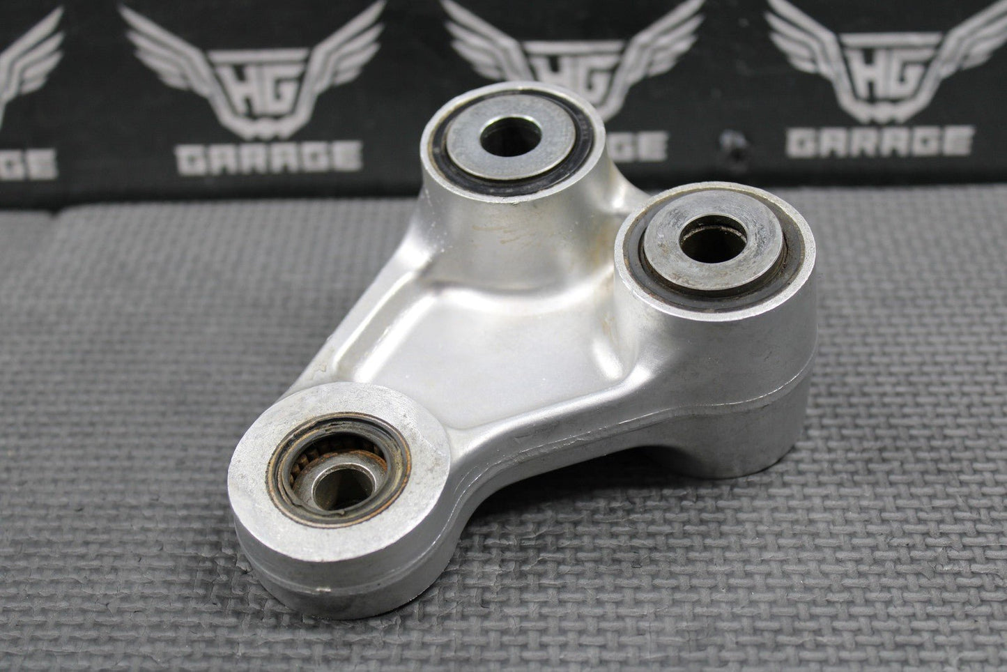 2001 HONDA CR125R OEM REAR SHOCK SWINGARM LINKAGE CUSHION ARM 52465 - KZ4 - J30 - hggarage