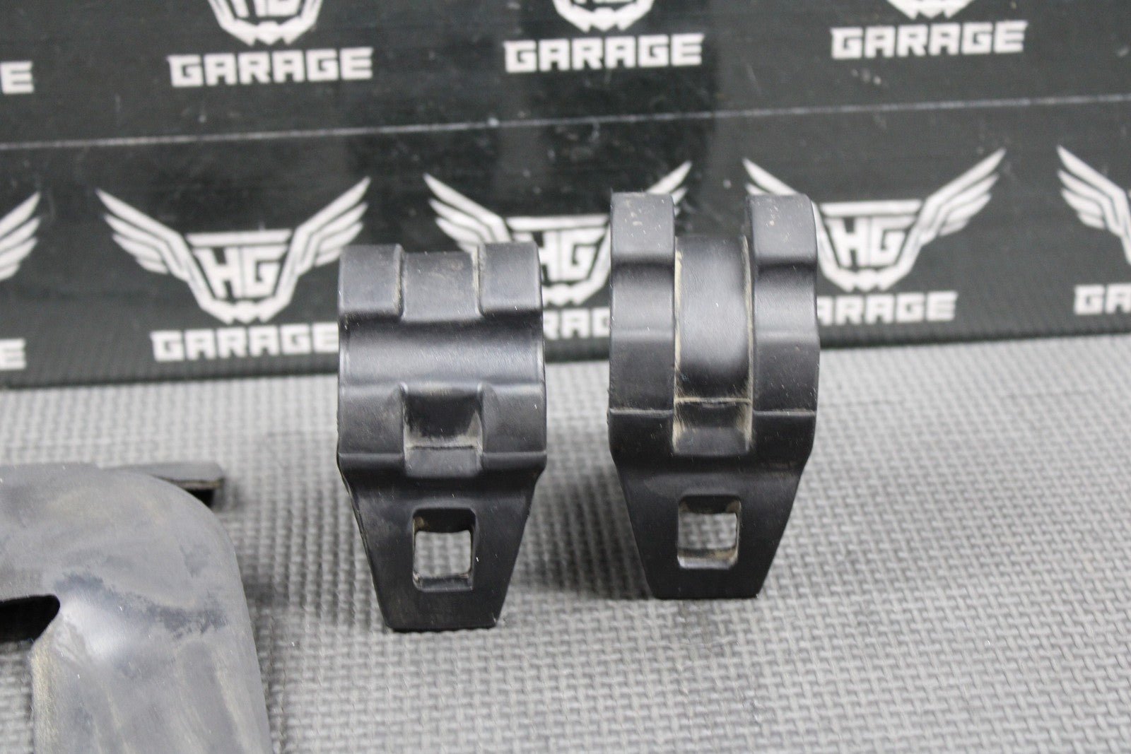 2002 HONDA XR200R 86 - 02 OEM GAS FUEL TANK SEAT FRAME DAMPER RUBBER MOUNTS GUARDS - hggarage