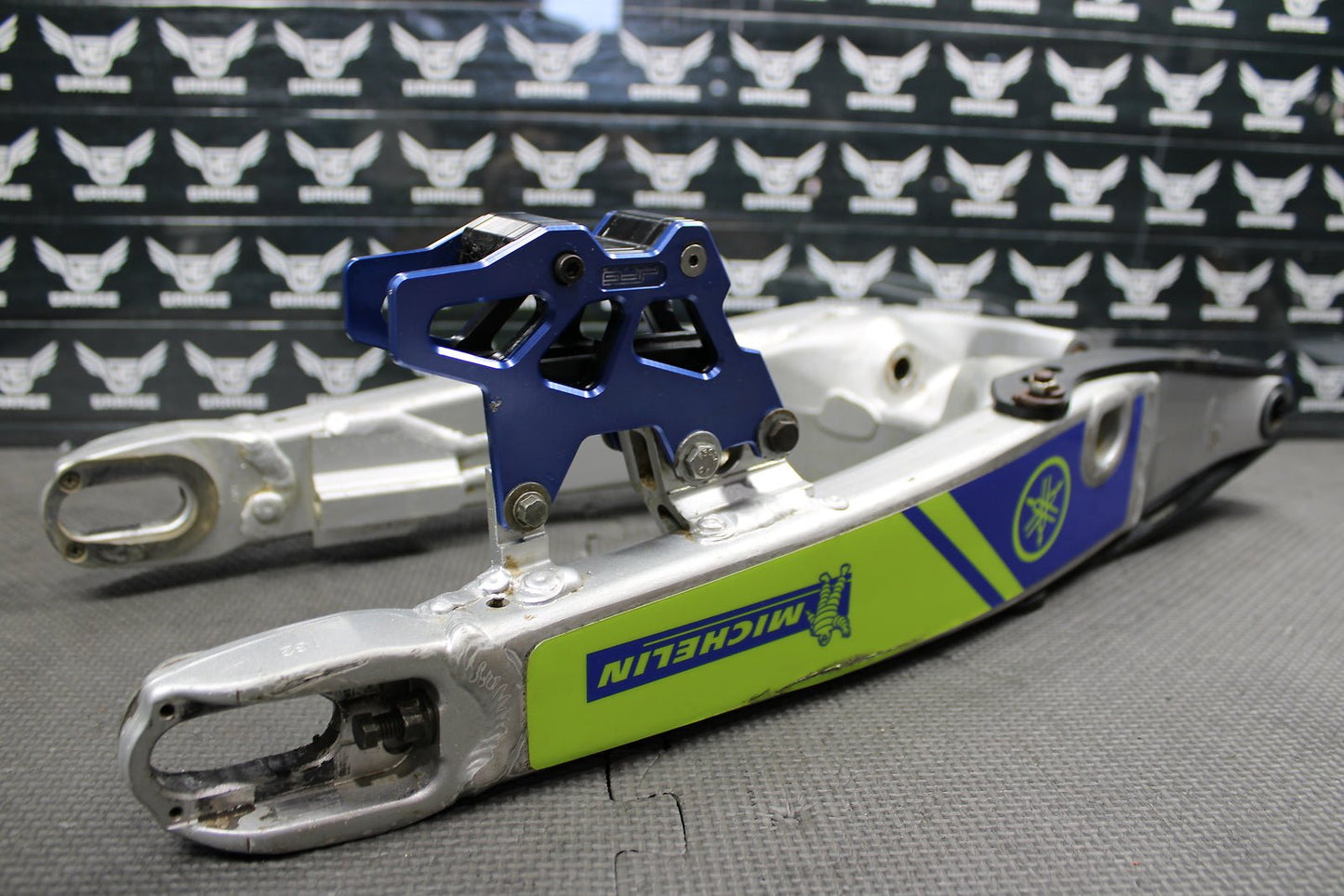 2002 YAMAHA YZ250F OEM SWINGARM SWING ARM REAR SUSPENSION 5NY - 22110 - 00 - 00 - hggarage