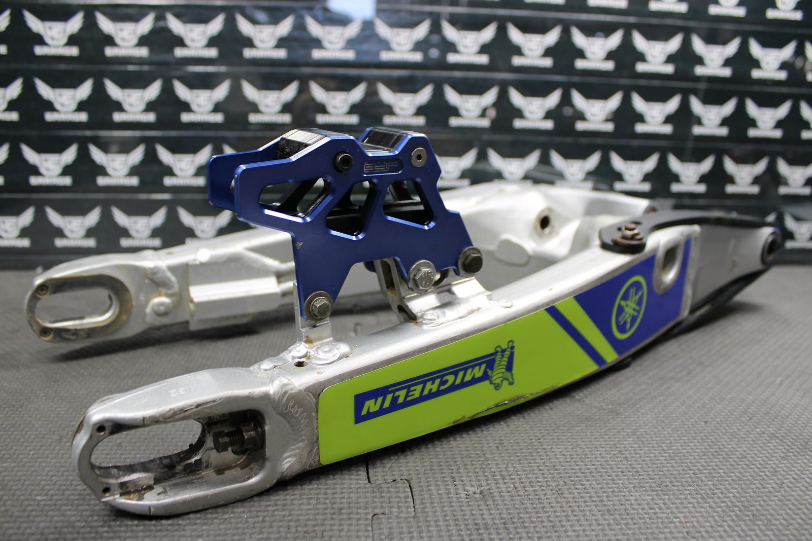 2002 YAMAHA YZ250F OEM SWINGARM SWING ARM REAR SUSPENSION 5NY - 22110 - 00 - 00 - hggarage