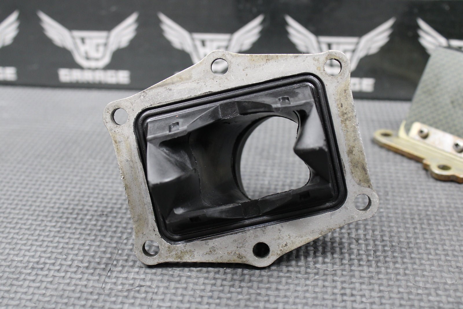 1995 1996 HONDA CR250R OEM INTAKE CARB BOOT INSULATOR REED BLOCK 16221 - KZ3 - B10 - hggarage