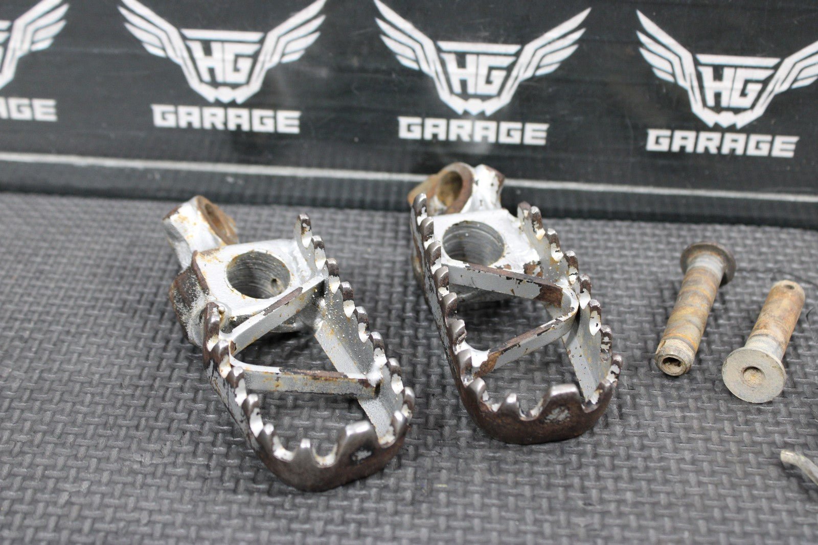 1996 KAWASAKI KX125 OEM FOOT PEGS PEDALS FRAME STAND PEDAL FOOTREST 34028 - 1332 - C - hggarage