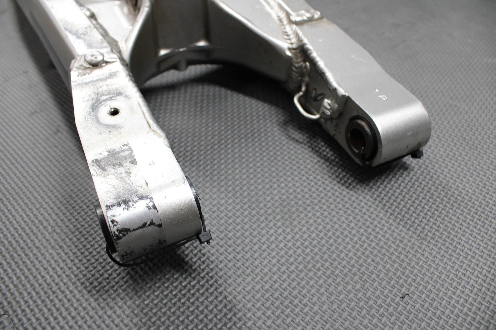 09 KAWASAKI 09 - 20 KLX250S KLX250SF KLX300 OEM SWINGARM SWING ARM SUSPENSION GOOD - hggarage
