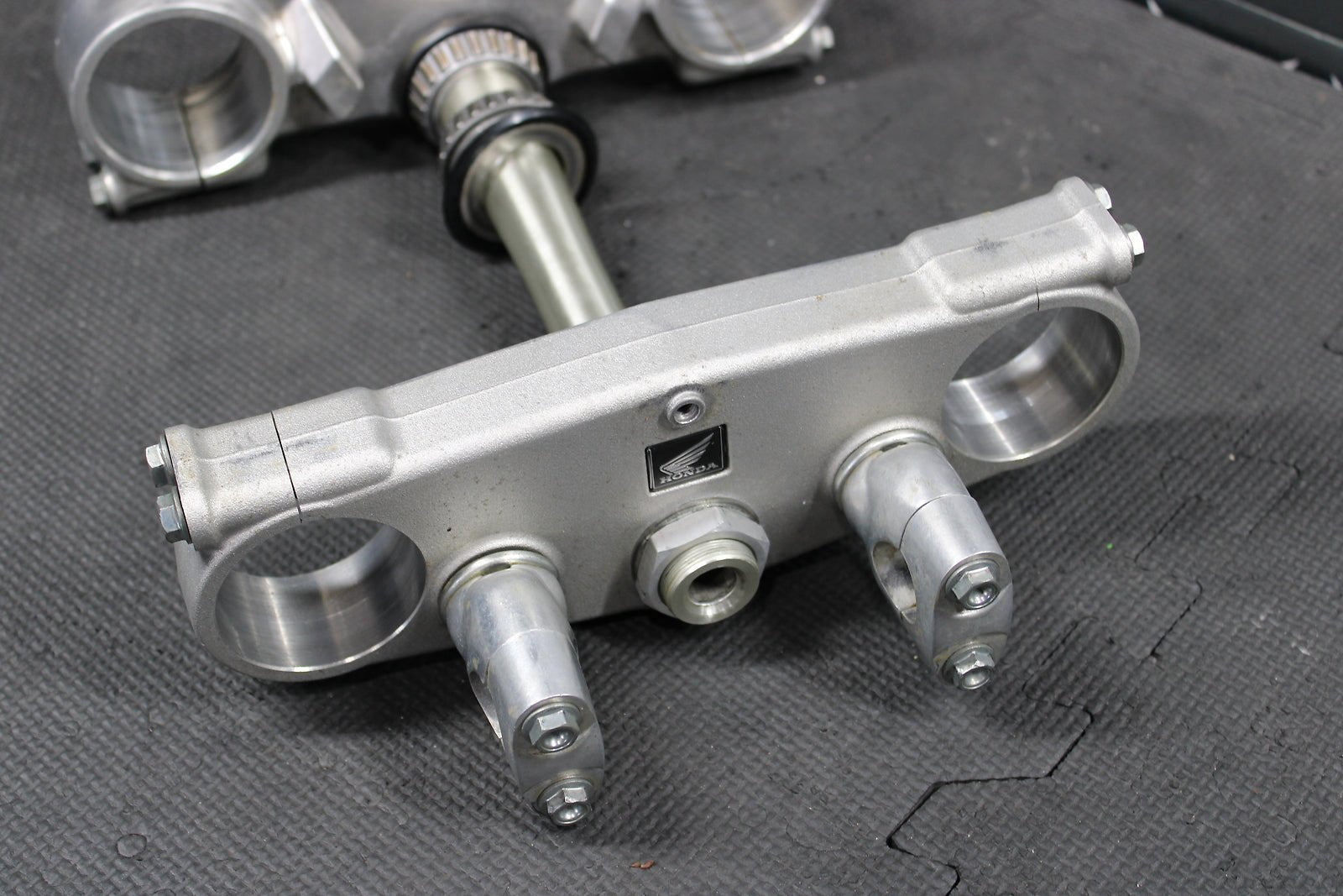 2006 HONDA CR125R 05 - 07 OEM FRONT FORKS LOWER UPPER TRIPLE TREE STEM CLAMP NICE! - hggarage