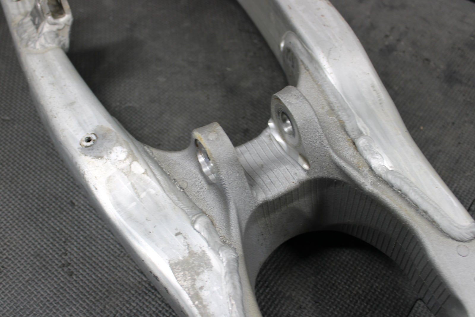 2010 YAMAHA YZ450F OEM SWINGARM SWING ARM SUSPENSION 33D - 22110 - 00 - 00 - hggarage