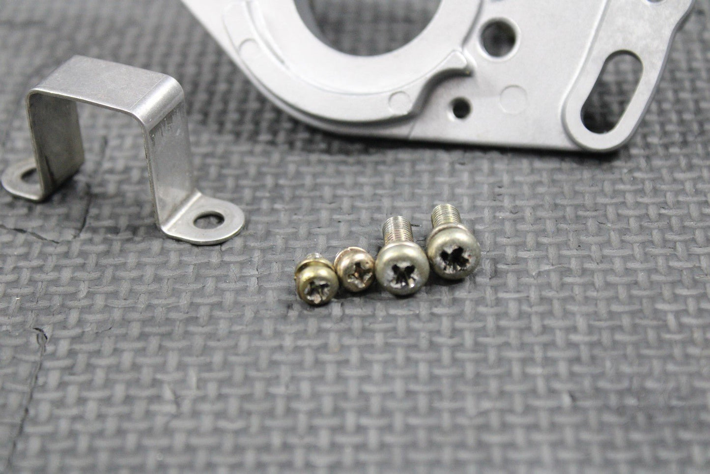 1999 SUZUKI RM250 OEM STATOR MAGNETO MOUNTING BRACKET PLATE BOLTS 32101 - 37E30 - hggarage