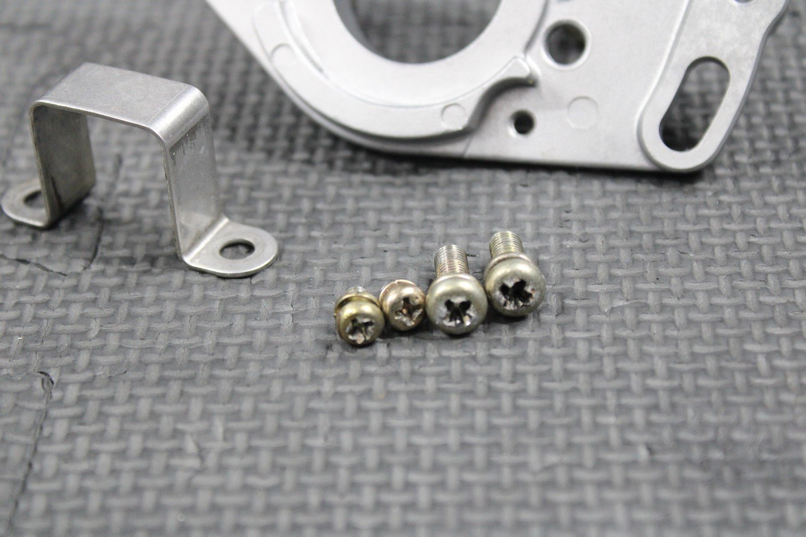 1999 SUZUKI RM250 OEM STATOR MAGNETO MOUNTING BRACKET PLATE BOLTS 32101 - 37E30 - hggarage