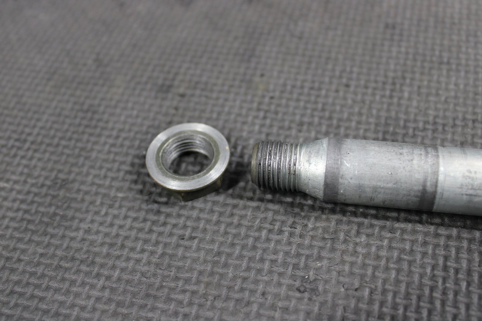 2005 YAMAHA YZ250F OEM FRONT WHEEL RIM AXLE PIVOT BOLT 1C3 - 25181 - 10 - 00 - hggarage