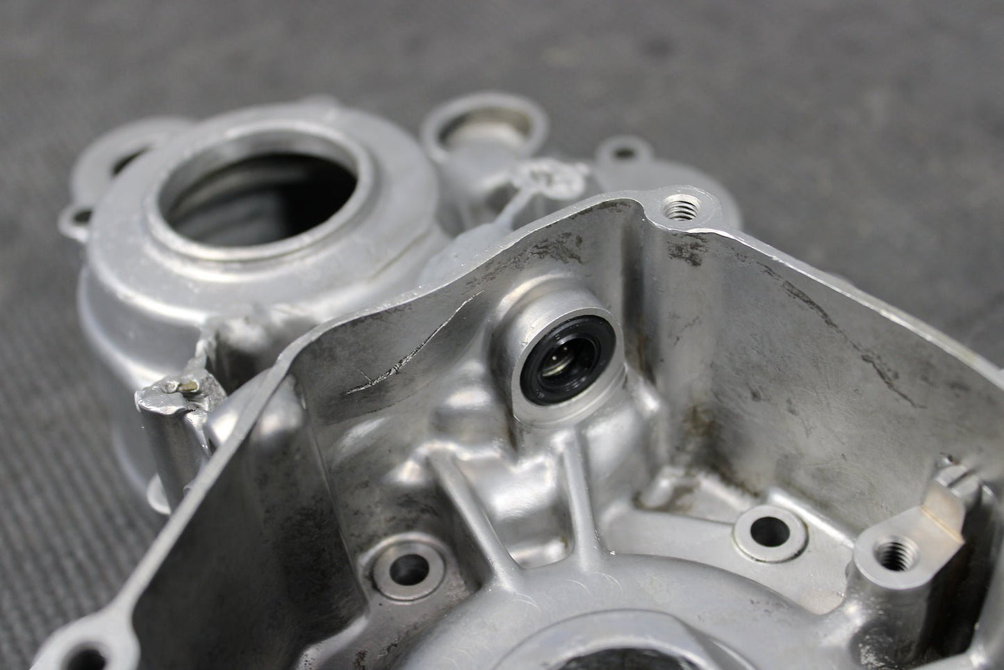 1999 SUZUKI RM125 OEM LEFT ENGINE MOTOR CRANKCASE CRANK CASE BOTTOM END - hggarage