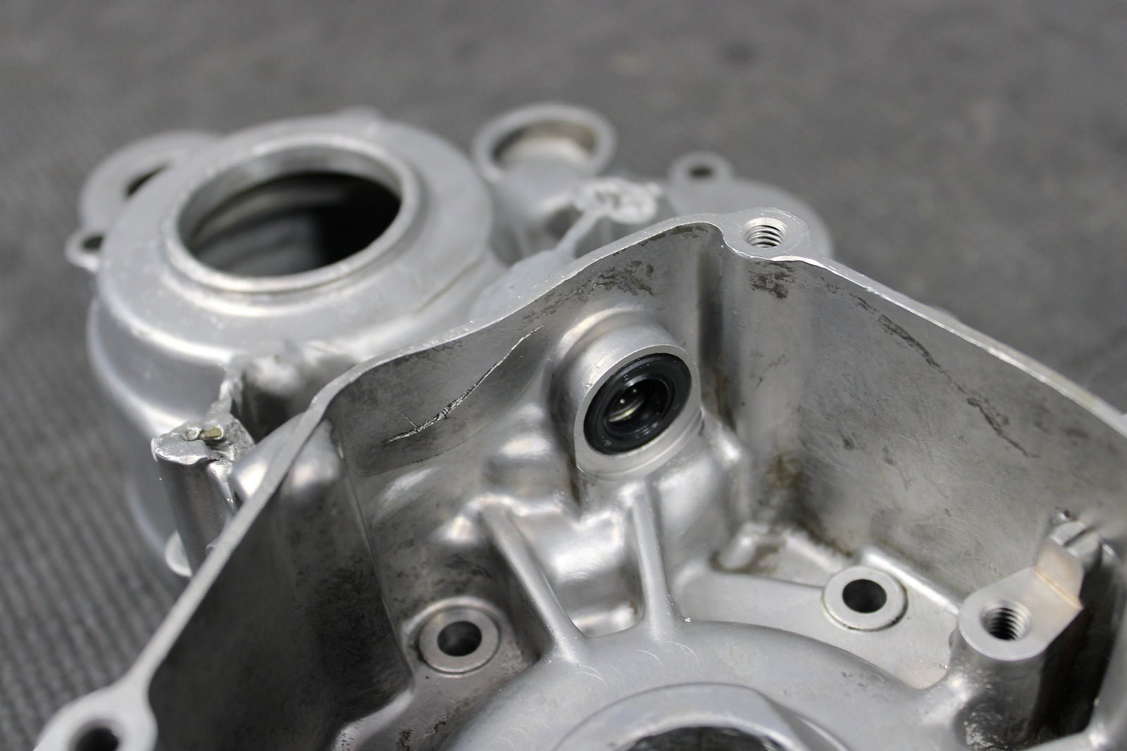 1999 SUZUKI RM125 OEM LEFT ENGINE MOTOR CRANKCASE CRANK CASE BOTTOM END - hggarage
