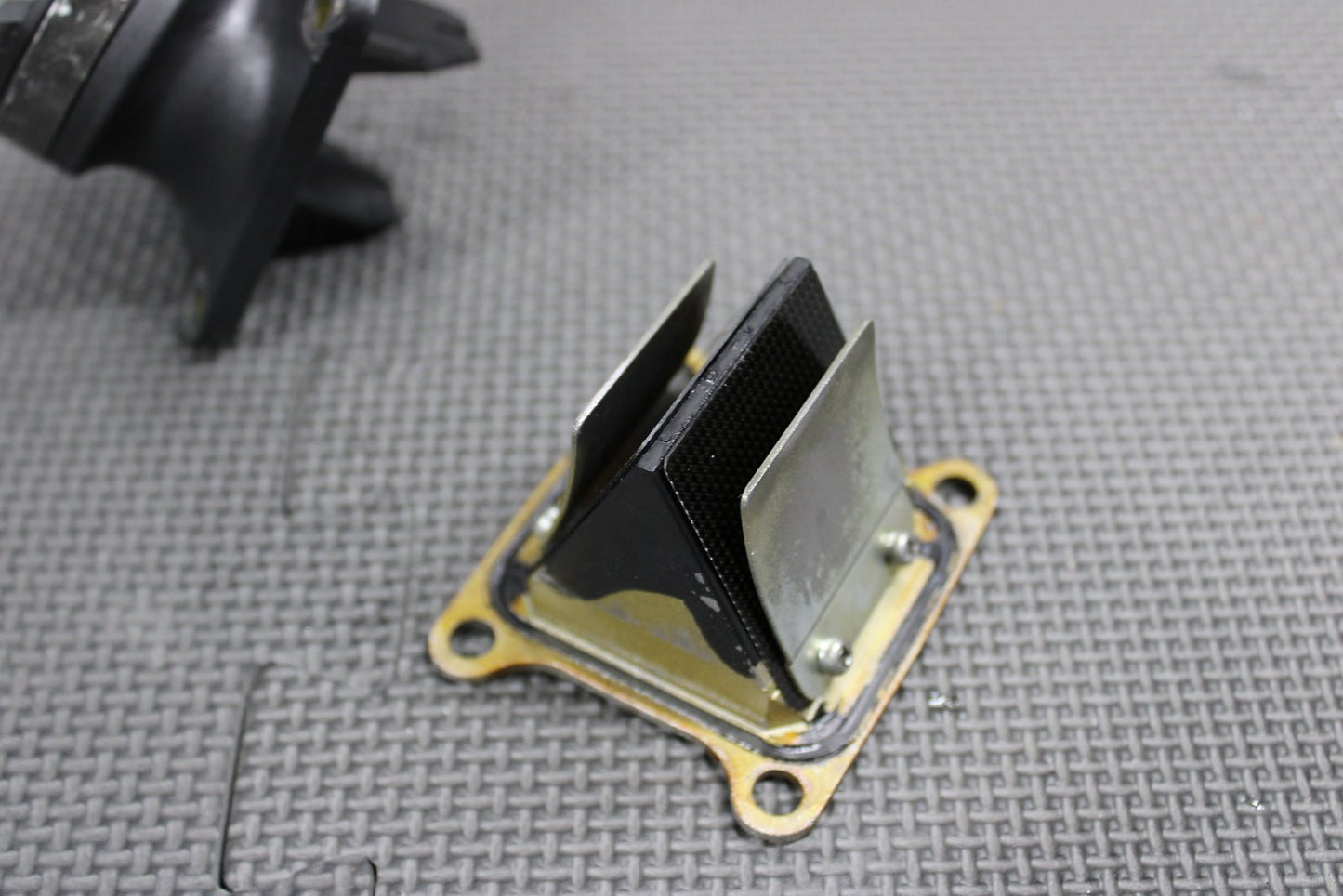2008 KAWASAKI KX100 KX112 KX85 OEM INTAKE REED BLOCK ASSEMBLY 16065 - 1372 - hggarage