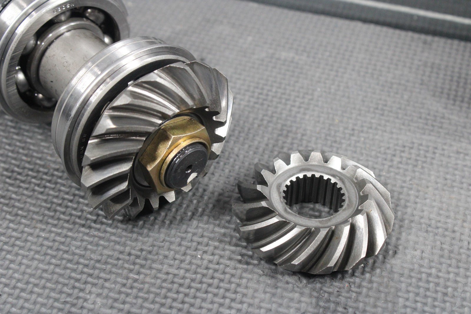 04 - 09 SUZUKI QUADSPORT LTZ250 OEM OUTPUT DRIVE SHAFT BEVEL GEARS HOUSING COVER - hggarage