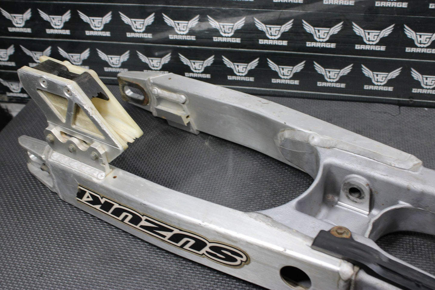 1996 SUZUKI RM250 OEM MODEL T SWINGARM SWING ARM SUSPENSION 61000 - 36E00 - hggarage