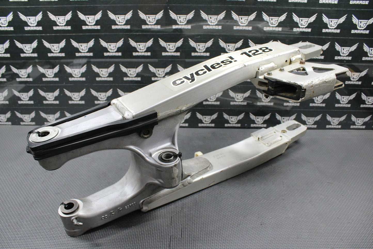 2000 SUZUKI 00 - 07 DRZ400 DRZ400E OEM SWINGARM SWING ARM SUSPENSION 61000 - 29F00 - hggarage