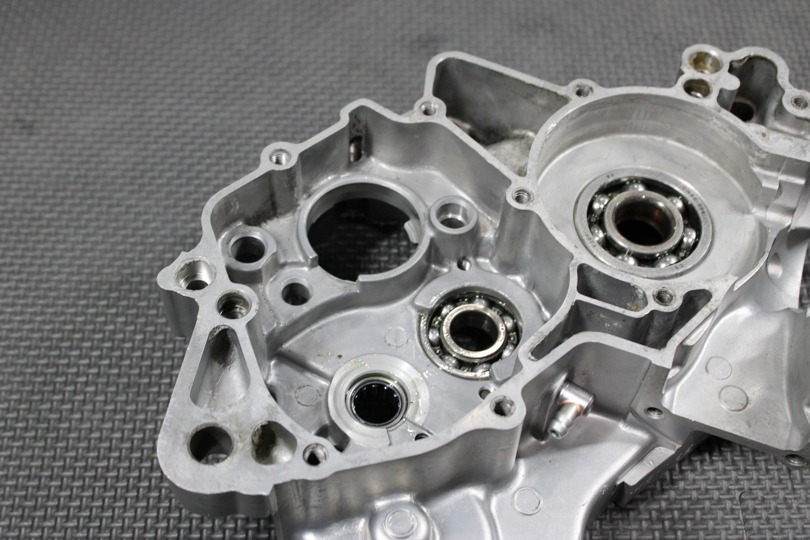 2007 02 - 17 YAMAHA YZ85 OEM RIGHT ENGINE MOTOR CRANKCASE CRANK CASES BLOCK - hggarage