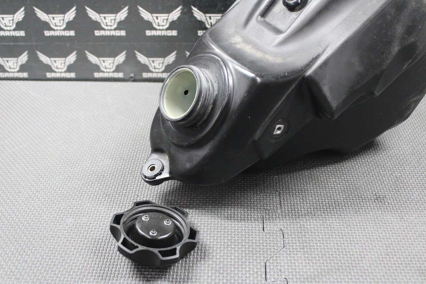 2007 05 - 08 KAWASAKI KX250F OEM GAS FUEL TANK CELL PETROL RESERVOIR 51001 - 0110 - 6Z - hggarage