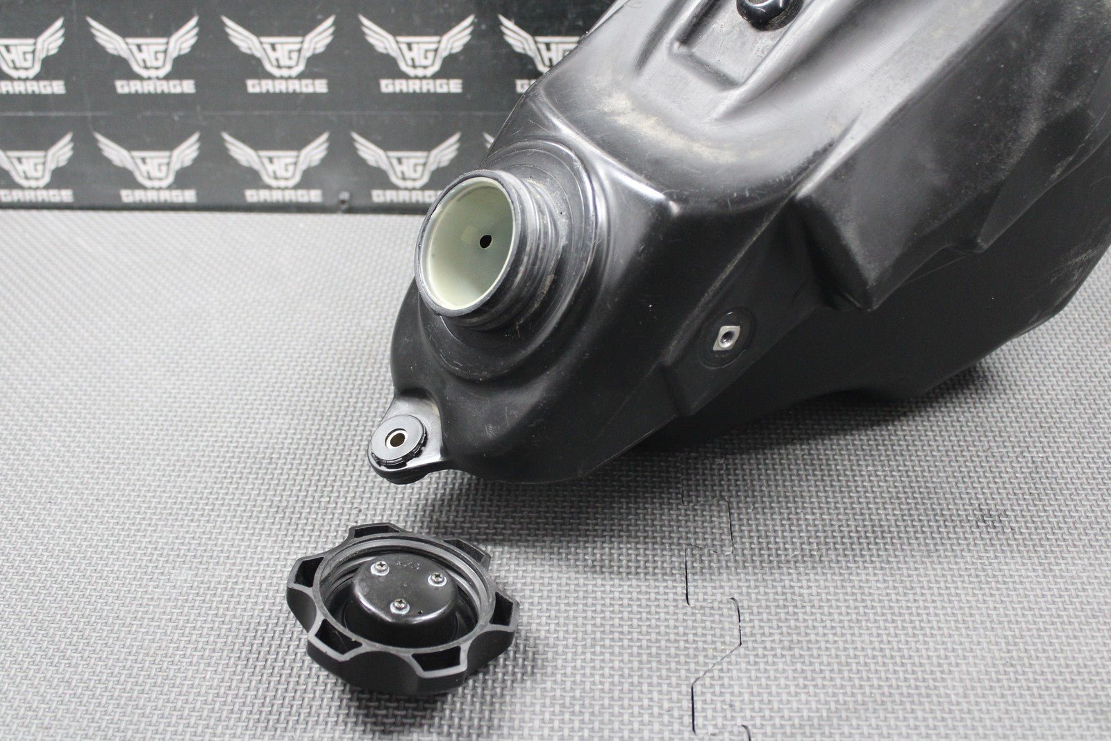 2007 05 - 08 KAWASAKI KX250F OEM GAS FUEL TANK CELL PETROL RESERVOIR 51001 - 0110 - 6Z - hggarage