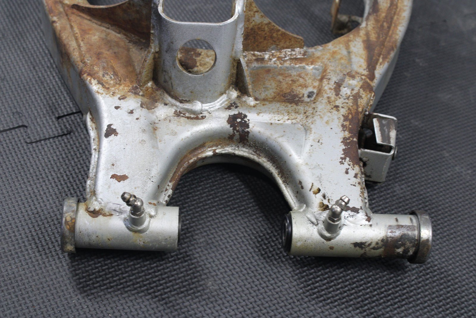 1987 YAMAHA TW200 OEM SWINGARM SWING ARM SUSPENSION 2JX - 22110 - 10 - 35 - hggarage