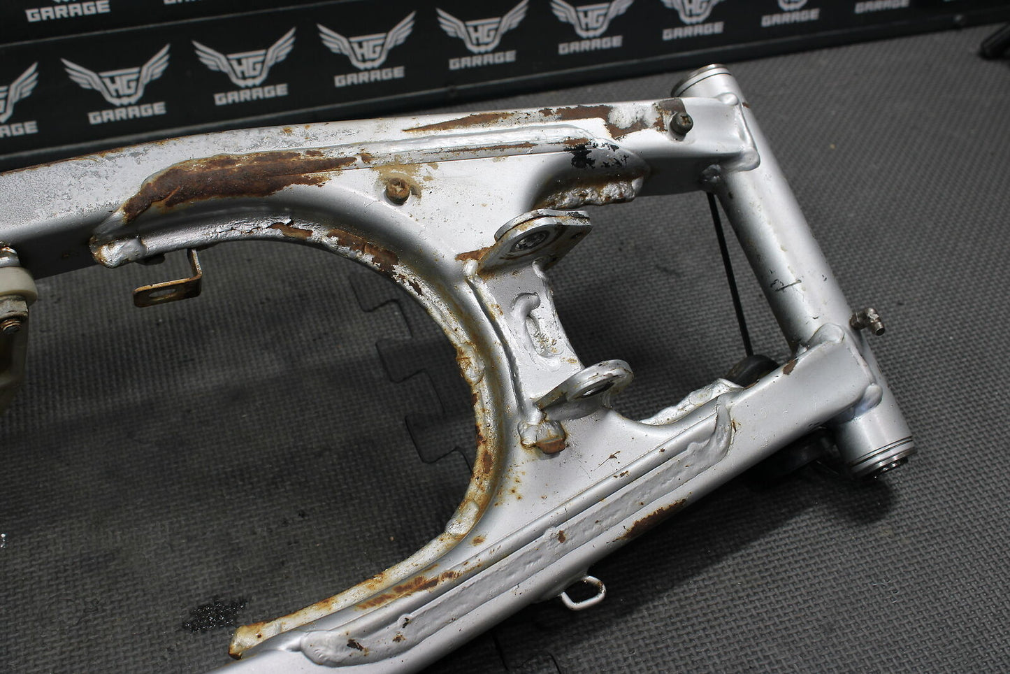 2002 HONDA XR200R OEM SWINGARM SWING ARM SUSPENSION 52200-KT0-A30ZA