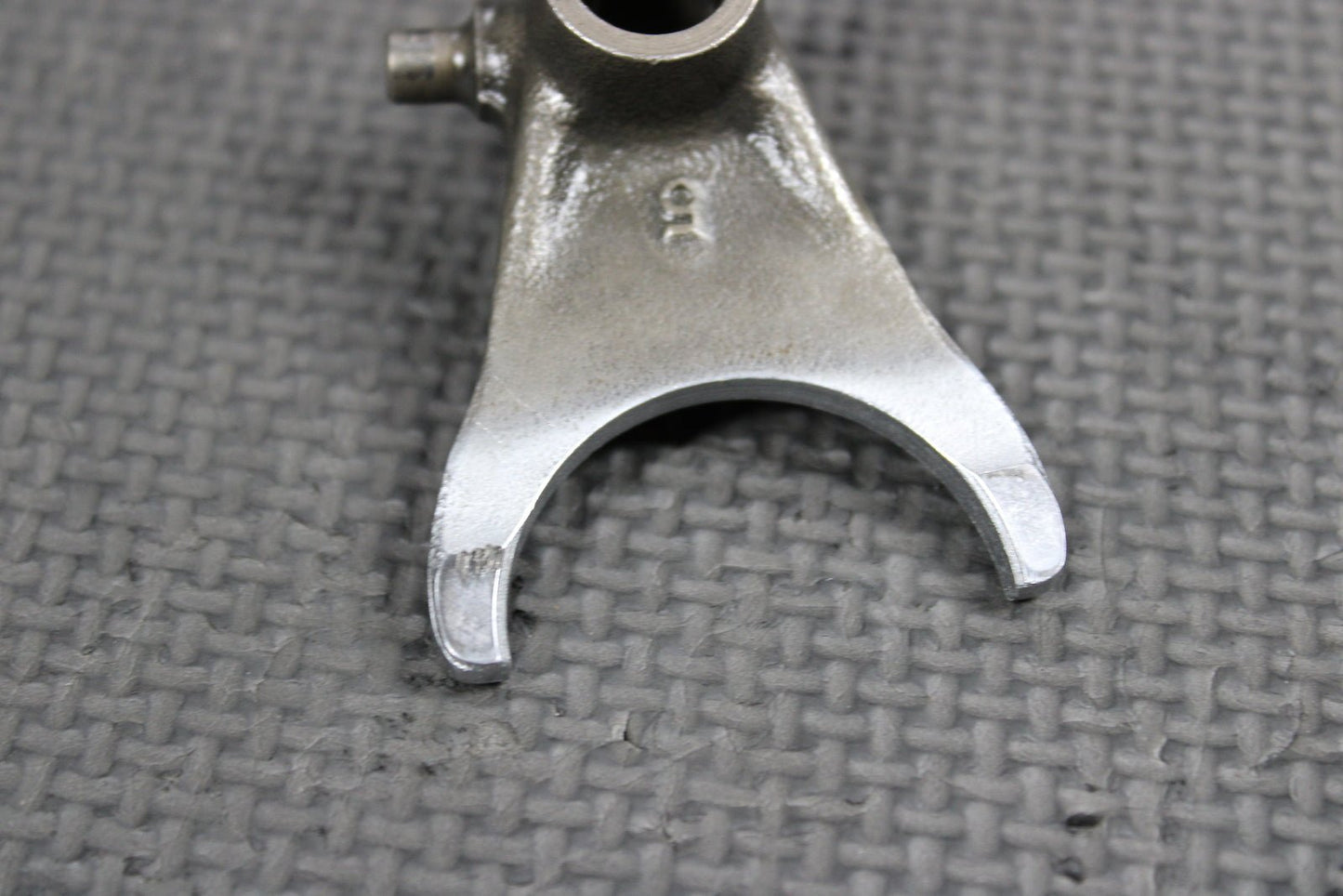 1999 HONDA CR500R OEM ENGINE TRANSMISSION RIGHT GEAR SHIFT FORK 5R 24211 - KA5 - 690 - hggarage
