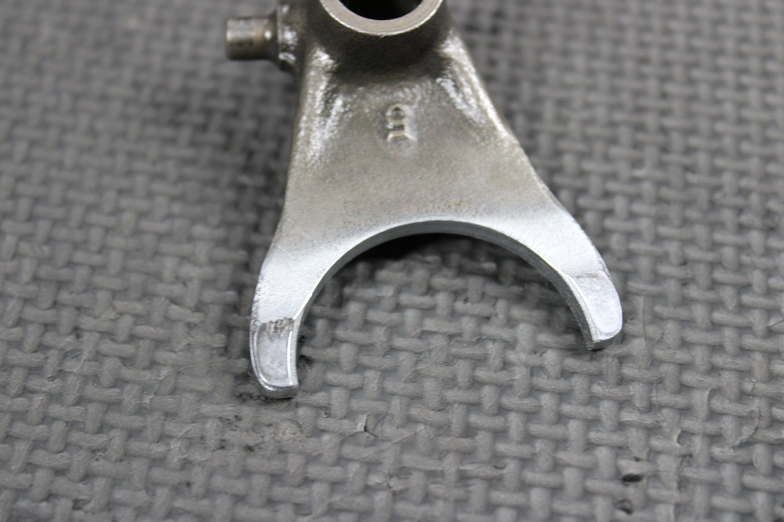 1999 HONDA CR500R OEM ENGINE TRANSMISSION RIGHT GEAR SHIFT FORK 5R 24211 - KA5 - 690 - hggarage