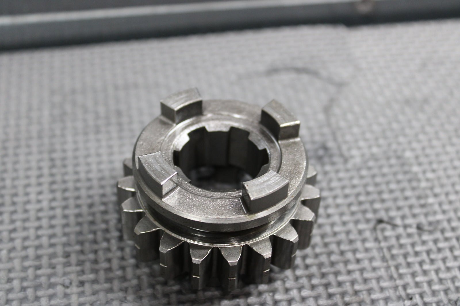 1999 HONDA CR500R OEM TRANSMISSION COUNTERSHAFT FIFTH GEAR 19T GEAR 23491 - MAC - 68 - hggarage