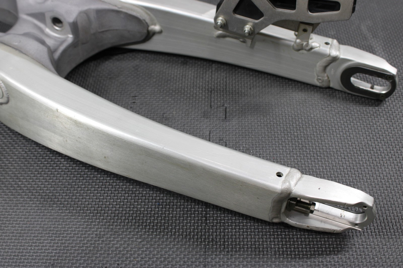 2005 YAMAHA YZ450F OEM SWINGARM SWING ARM SUSPENSION 1C3 - 22110 - 00 - 00 MINT! - hggarage