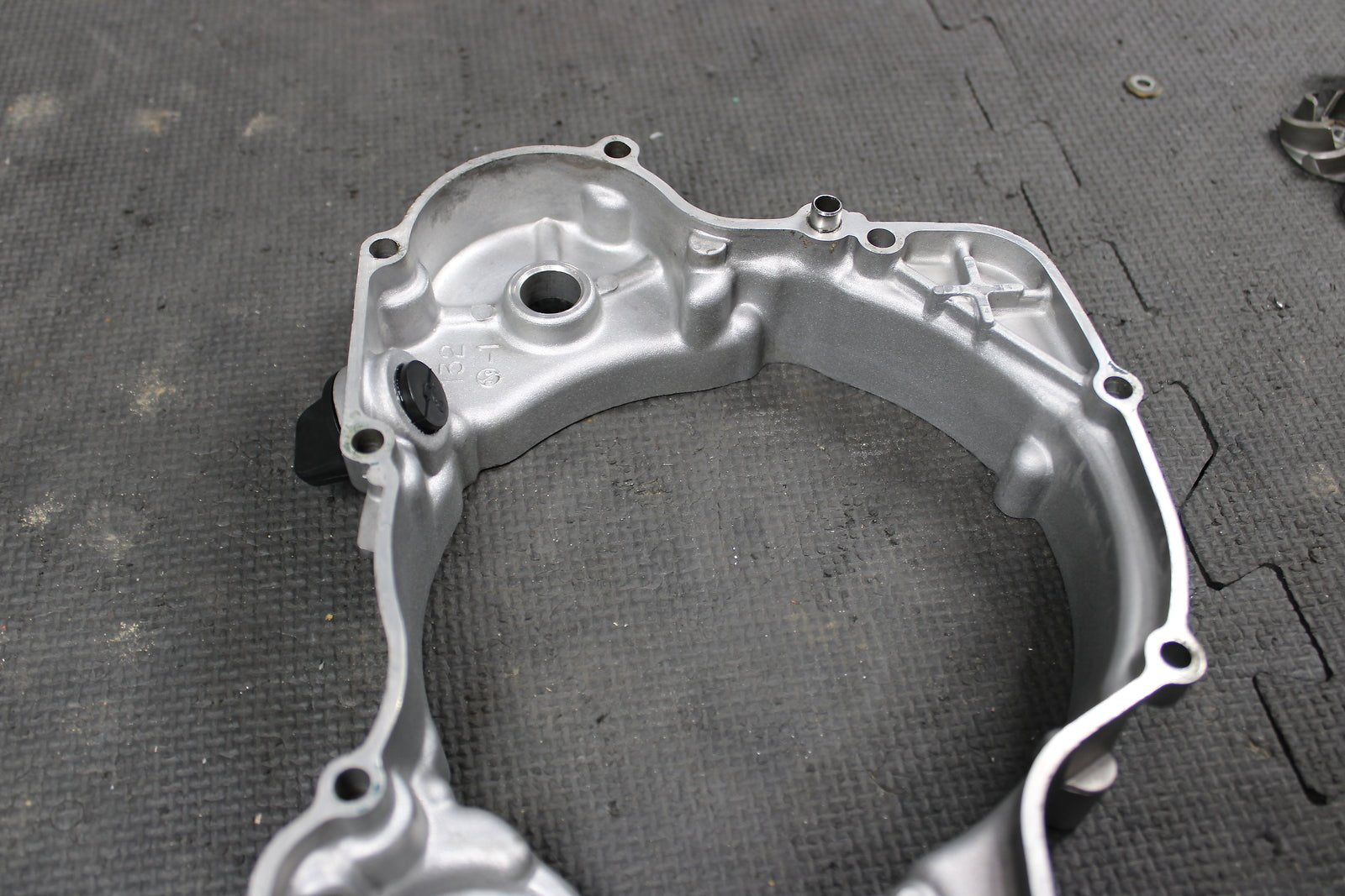 1995 KAWASAKI KX125 OEM ENGINE MOTOR INNER CLUTCH COVER 14032 - 1492 - hggarage